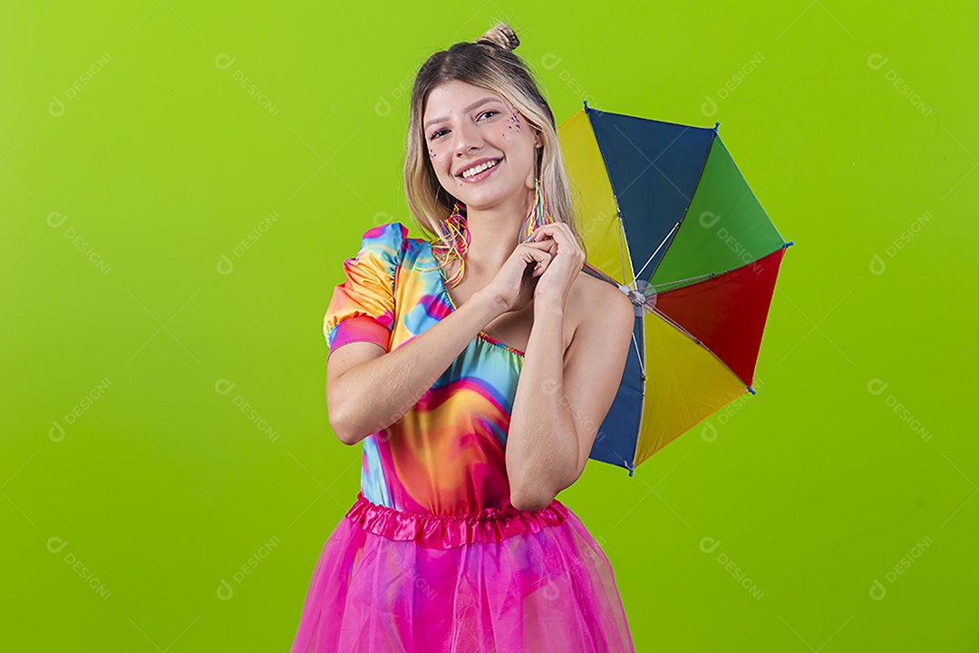 Linda mulher loira fantasiada para o carnaval estilo frevo.