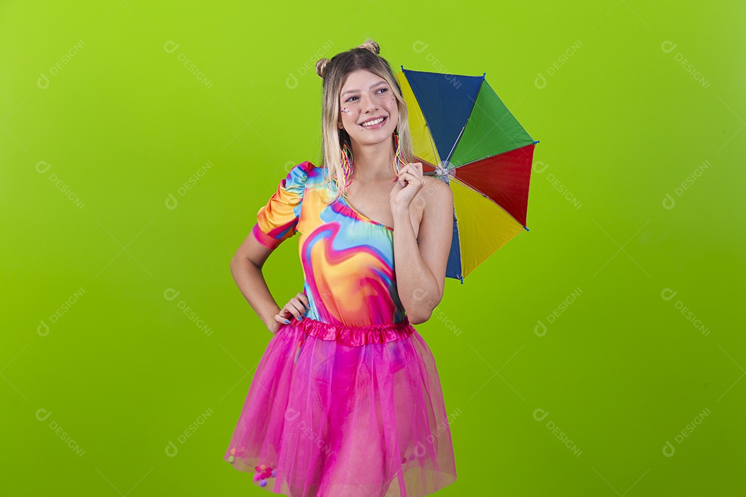 Linda mulher loira fantasiada para o carnaval estilo frevo.