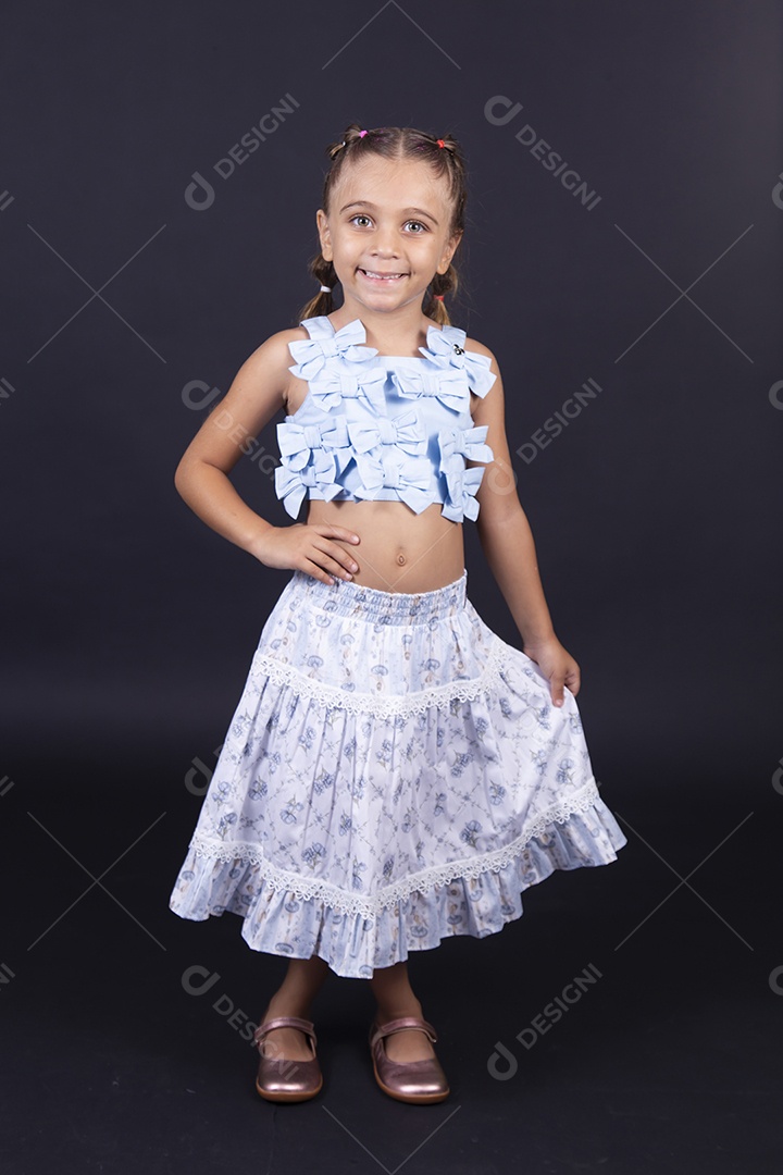 Linda menina sorridente sobre um fundo isolado preto