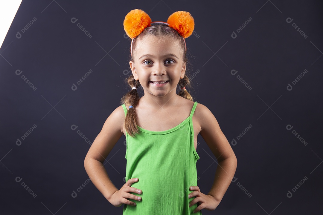 Linda menina usando tiara de cabelo sobre um fundo isolado preto.