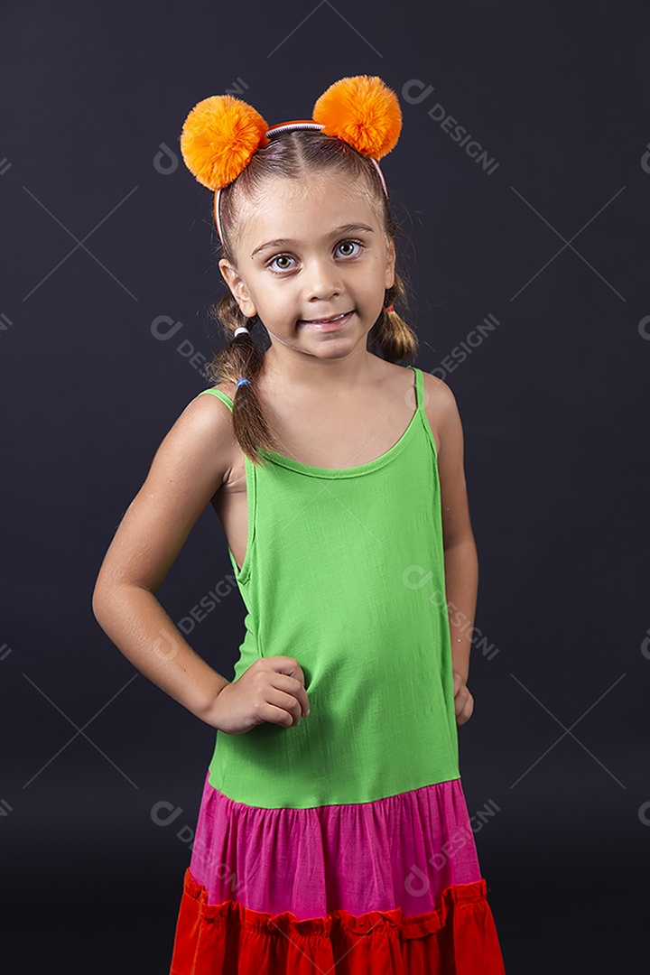 Linda menina usando tiara de cabelo sobre um fundo isolado preto.