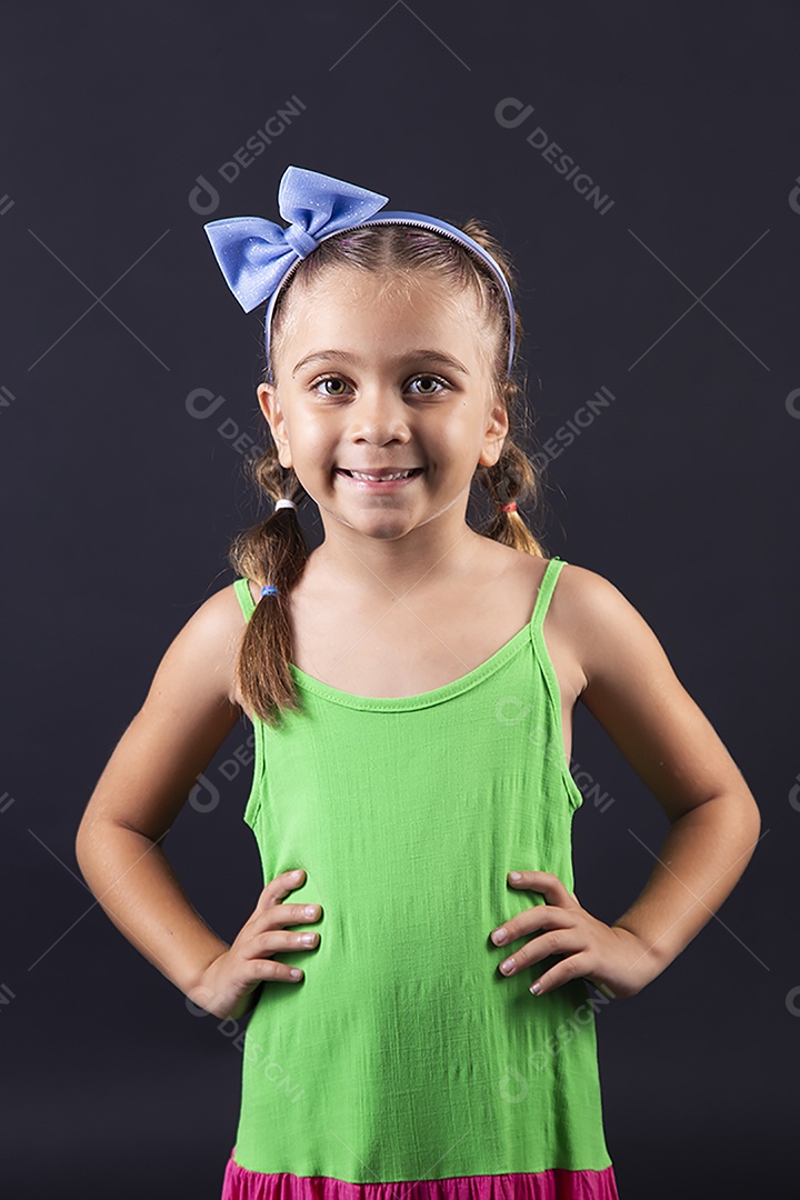 Linda menina usando tiara de cabelo sobre um fundo isolado preto.