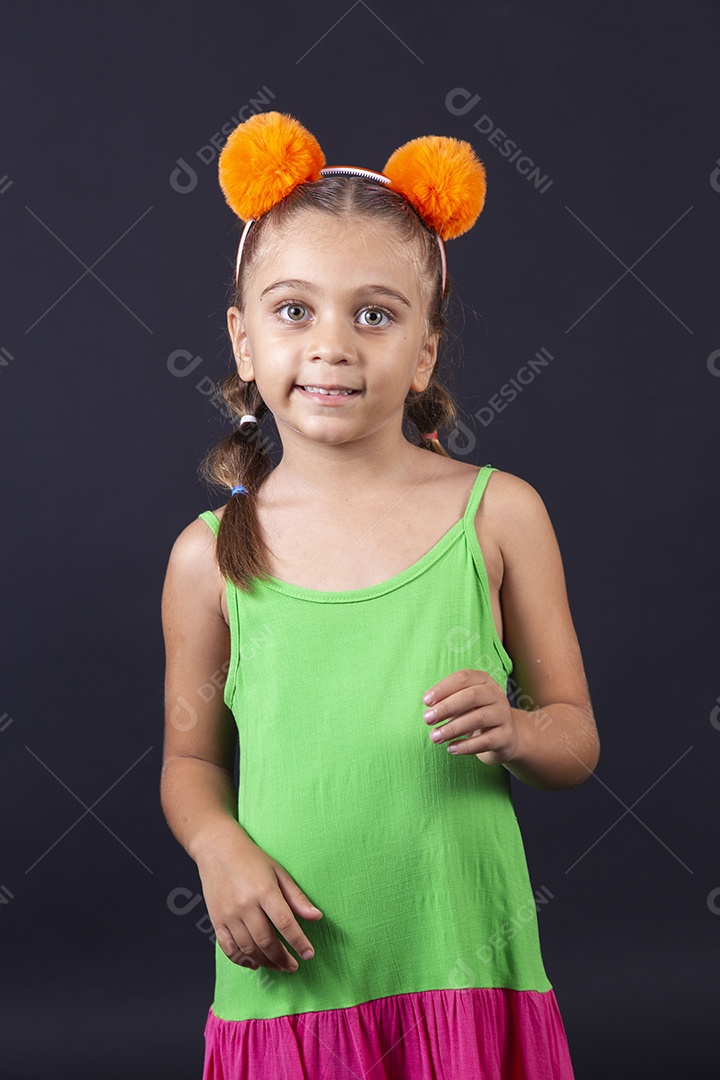 Linda menina usando tiara de cabelo sobre um fundo isolado preto.