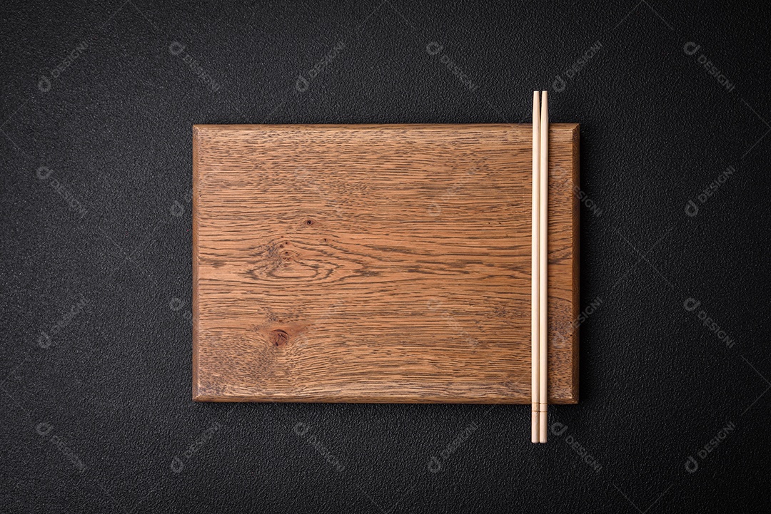 Pauzinhos de madeira leves sobre um fundo em branco como pano de fundo para um prato asiático. Copie o espaço com utensílios de comida