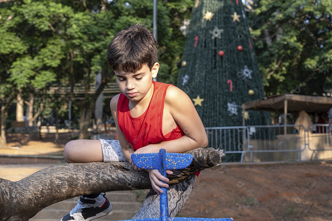 Criança brasileira de 10 anos brincando com seu aviãozinho de isopor em uma tarde ensolarada.