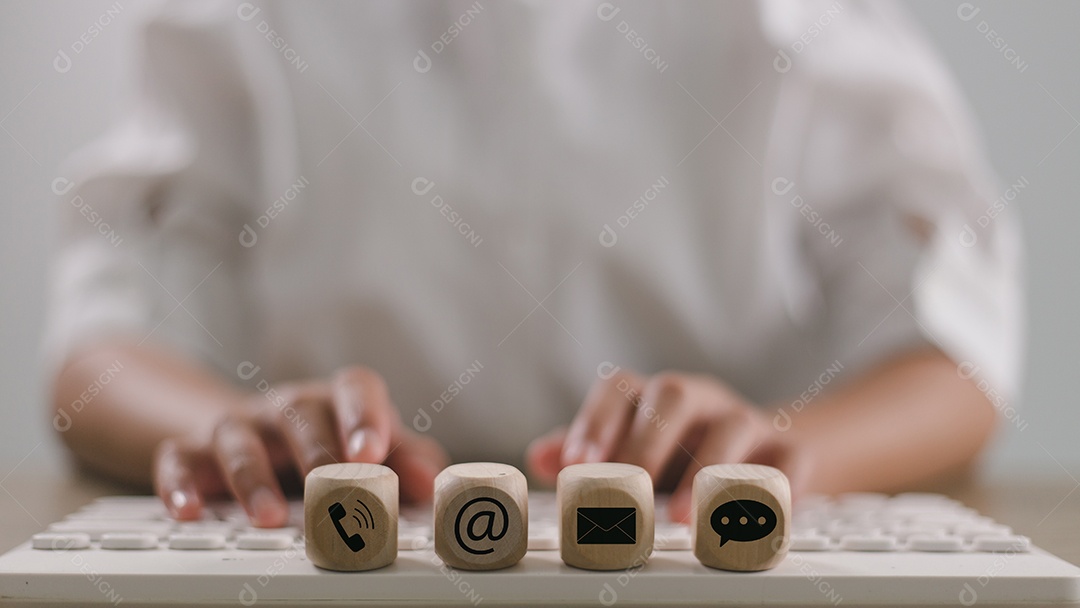 Blocos de madeira sobre fundo isolado