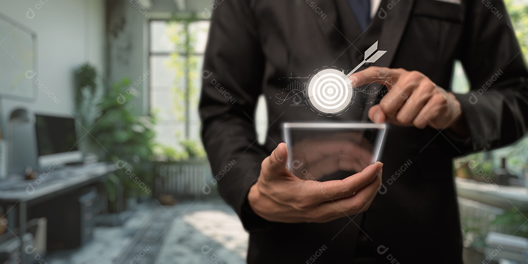 Homem de negócios mexendo em seu smartphone