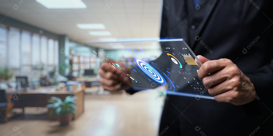 Homem de negócios mexendo em seu smartphone