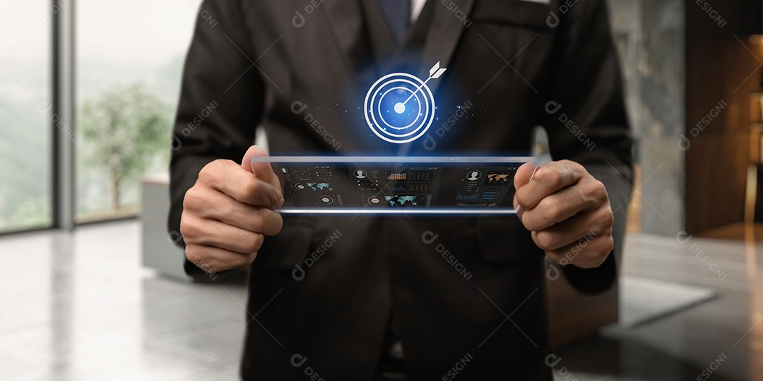 Homem de negócios mexendo em seu smartphone