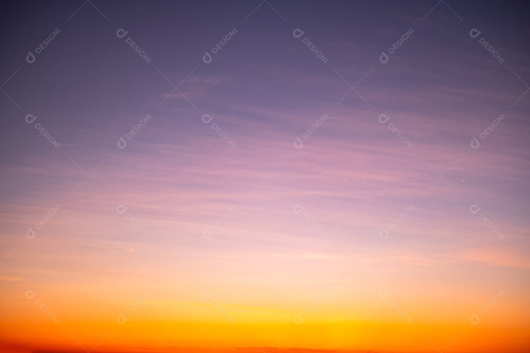 Céu bonito ao anoitecer