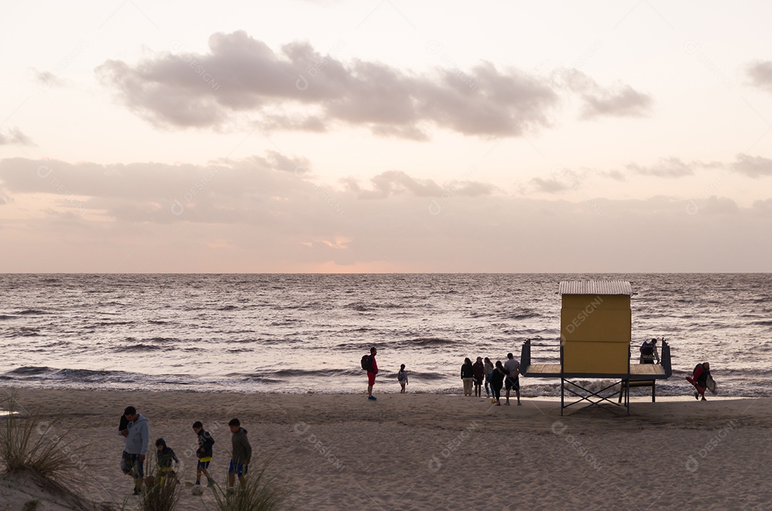 Belo pôr do sol na praia Ramirez em Montevidéu, Uruguai.