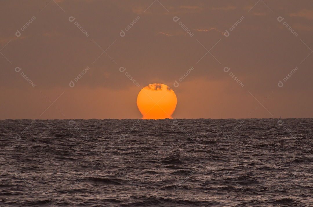 Lindo pôr do sol na praia Ramirez em Montevidéu, Uruguai.