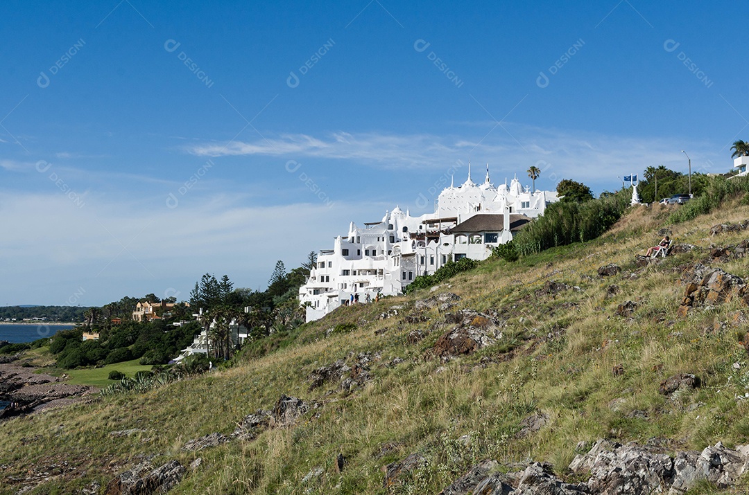 Vista da famosa Casapueblo, os edifícios caiados de cimento e estuque perto da cidade de Punta Del Este. Este é um hotel e uma galeria de arte onde trabalha o famoso artista e celebridade Carlos