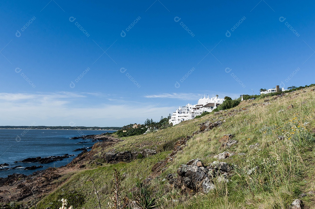 Vista da famosa Casapueblo, os edifícios caiados de cimento e estuque perto da cidade de Punta Del Este. Este é um hotel e uma galeria de arte onde trabalha o famoso artista e celebridade Carlos