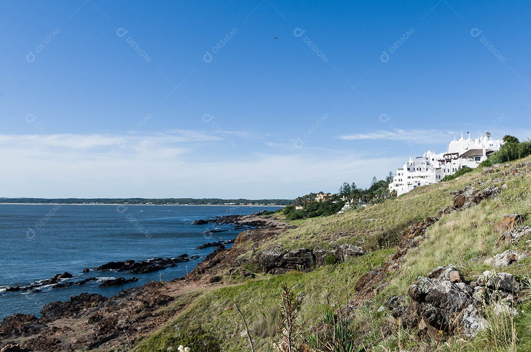 Vista da famosa Casapueblo, os edifícios caiados de cimento e estuque perto da cidade de Punta Del Este. Este é um hotel e uma galeria de arte onde trabalha o famoso artista e celebridade Carlos