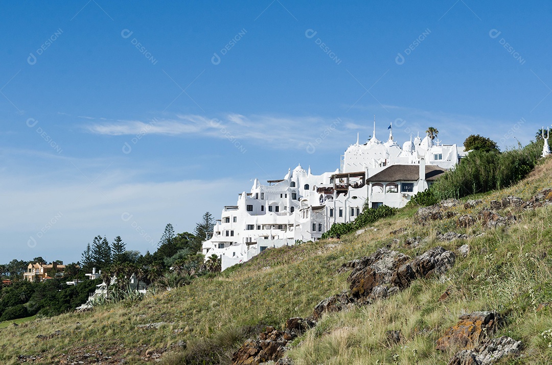 Vista da famosa Casapueblo, os edifícios caiados de cimento e estuque perto da cidade de Punta Del Este. Este é um hotel e uma galeria de arte onde trabalha o famoso artista e celebridade Carlos