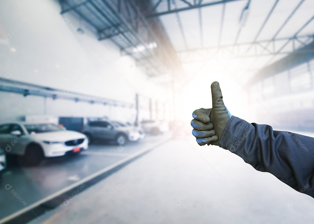 Mecânico de automóveis sinalizando OK