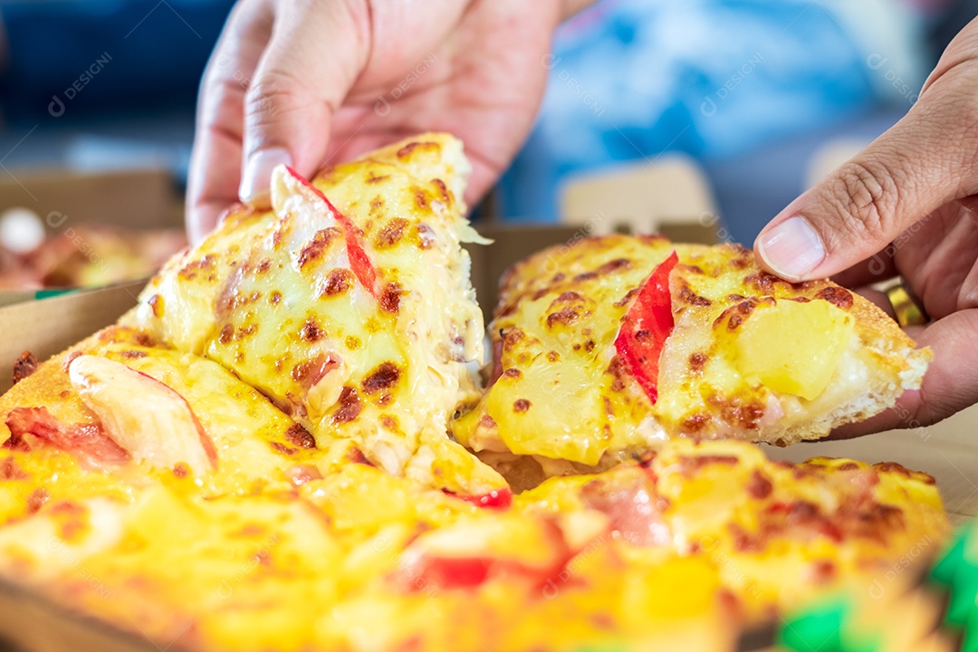 Mãos pegando deliciosas fatias de pizza