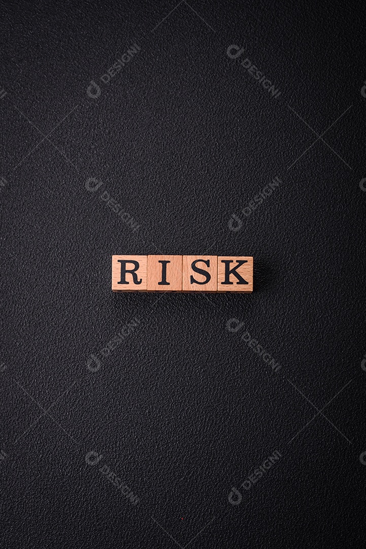 A inscrição Tendência feita de cubos de madeira sobre um fundo liso. Pode ser usado para o seu design