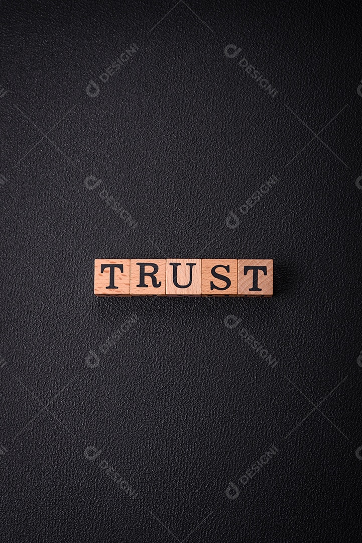 A inscrição Tendência feita de cubos de madeira sobre um fundo liso. Pode ser usado para o seu design