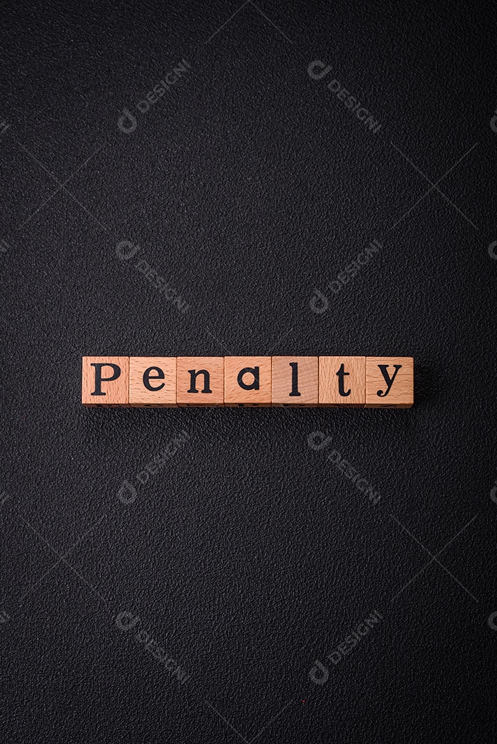 A inscrição Tendência feita de cubos de madeira sobre um fundo liso. Pode ser usado para o seu design