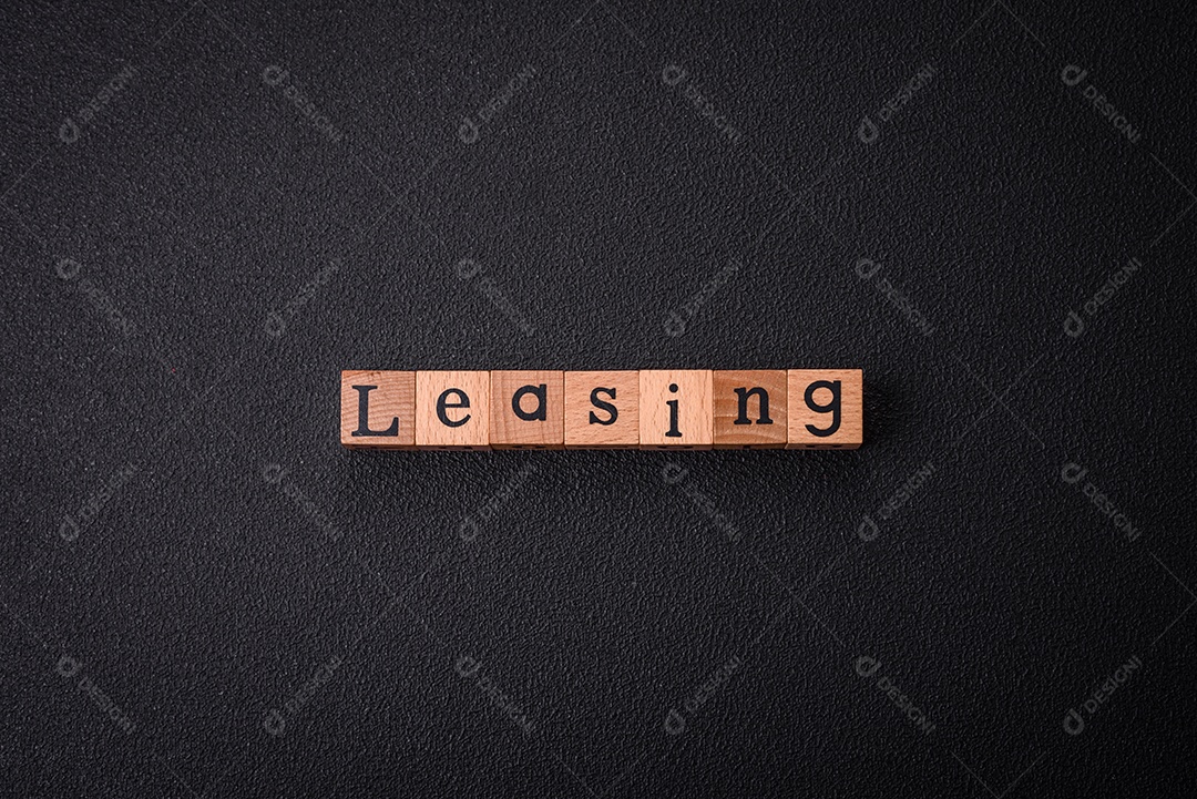 A inscrição Tendência feita de cubos de madeira sobre um fundo liso. Pode ser usado para o seu desig