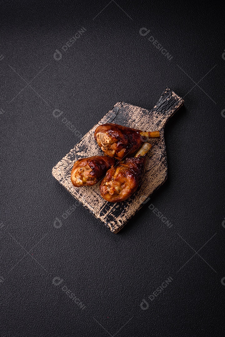 Deliciosos champignon inteiros e suculentos assados ​​na grelha com sal e especiarias em uma placa de cerâmica sobre um fundo escuro de concreto