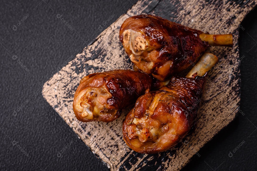 Deliciosos champignon inteiros e suculentos assados ​​na grelha com sal e especiarias em uma placa de cerâmica sobre um fundo escuro de concreto