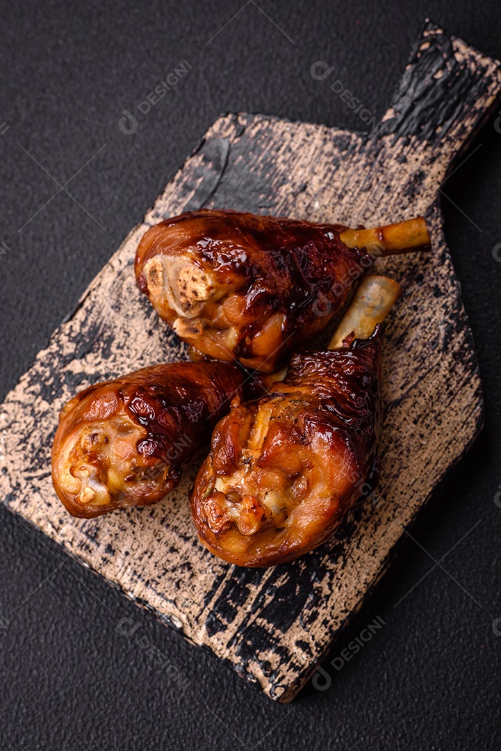 Deliciosos champignon inteiros e suculentos assados ​​na grelha com sal e especiarias em uma placa de cerâmica sobre um fundo escuro de concreto