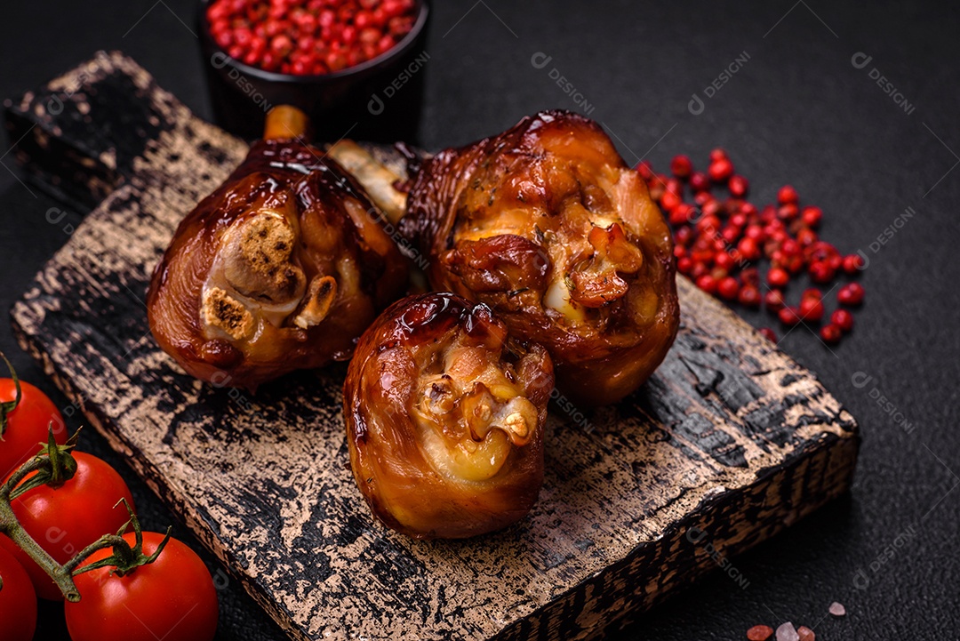 Deliciosos champignon inteiros e suculentos assados ​​na grelha com sal e especiarias em uma placa de cerâmica sobre um fundo escuro de concreto