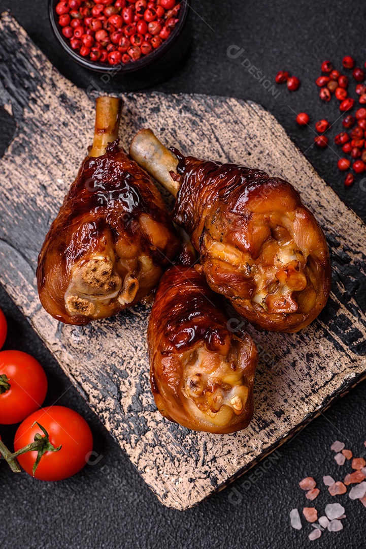 Deliciosos champignon inteiros e suculentos assados ​​na grelha com sal e especiarias em uma placa de cerâmica sobre um fundo escuro de concreto