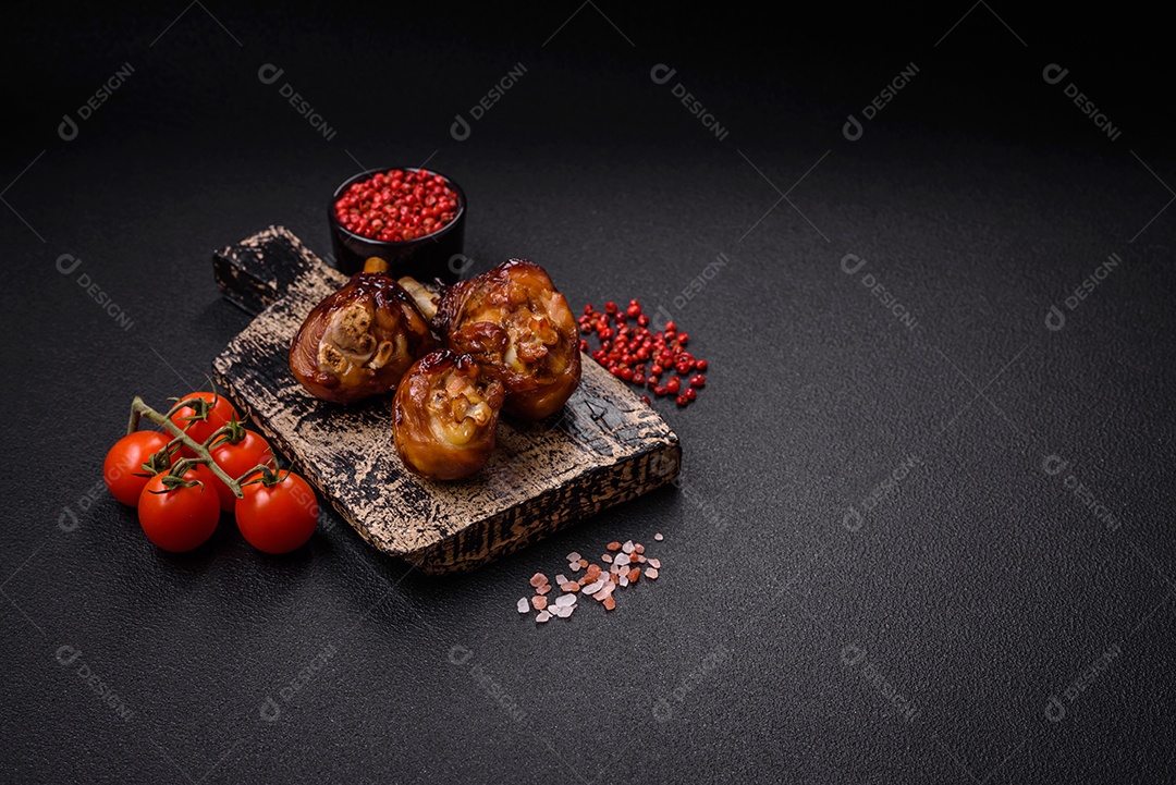Deliciosos champignon inteiros e suculentos assados ​​na grelha com sal e especiarias em uma placa de cerâmica sobre um fundo escuro de concreto