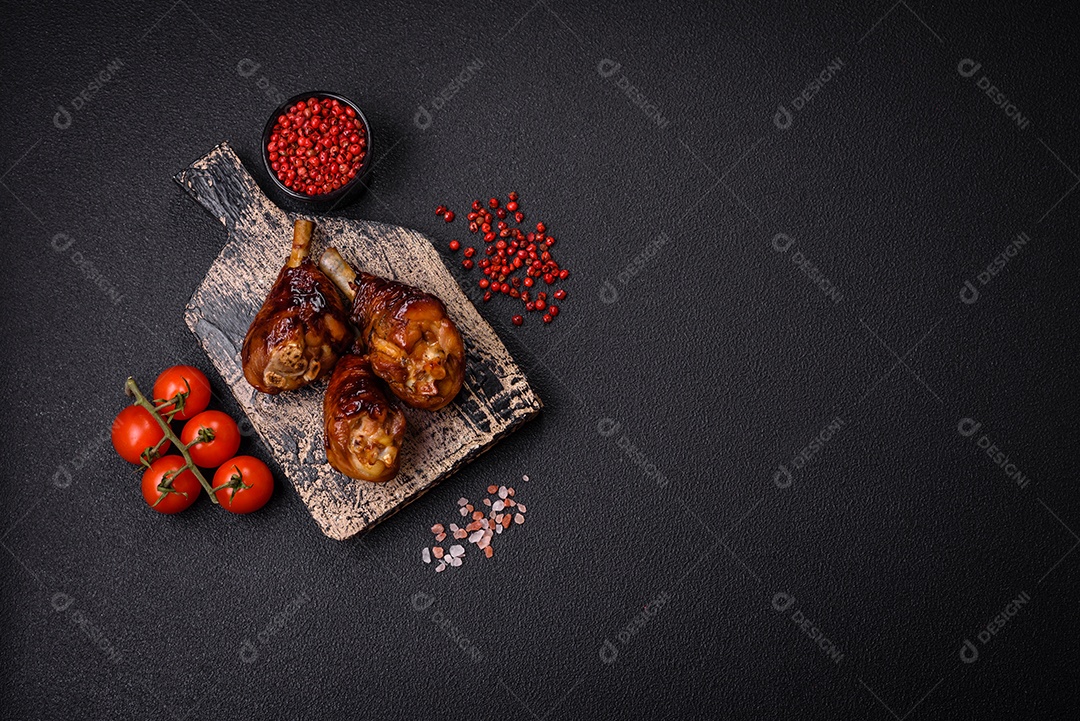 Deliciosos champignon inteiros e suculentos assados ​​na grelha com sal e especiarias em uma placa de cerâmica sobre um fundo escuro de concreto