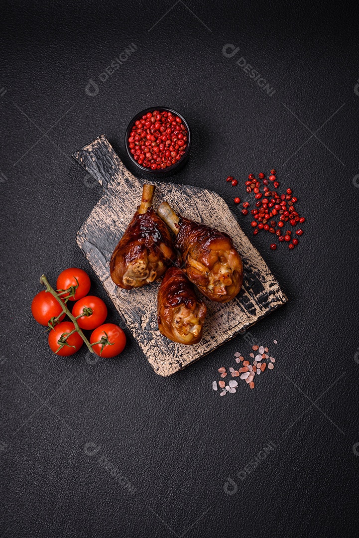 Deliciosos champignon inteiros e suculentos assados ​​na grelha com sal e especiarias em uma placa de cerâmica sobre um fundo escuro de concreto