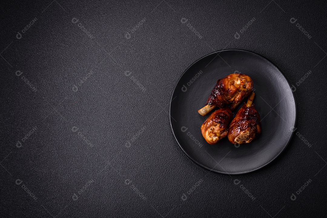 Deliciosos champignon inteiros e suculentos assados ​​na grelha com sal e especiarias em uma placa de cerâmica sobre um fundo escuro de concreto