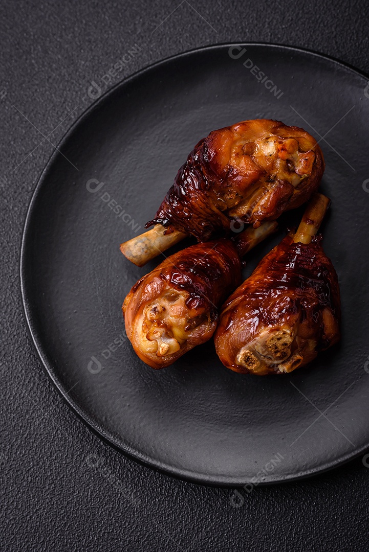 Deliciosos champignon inteiros e suculentos assados ​​na grelha com sal e especiarias em uma placa de cerâmica sobre um fundo escuro de concreto