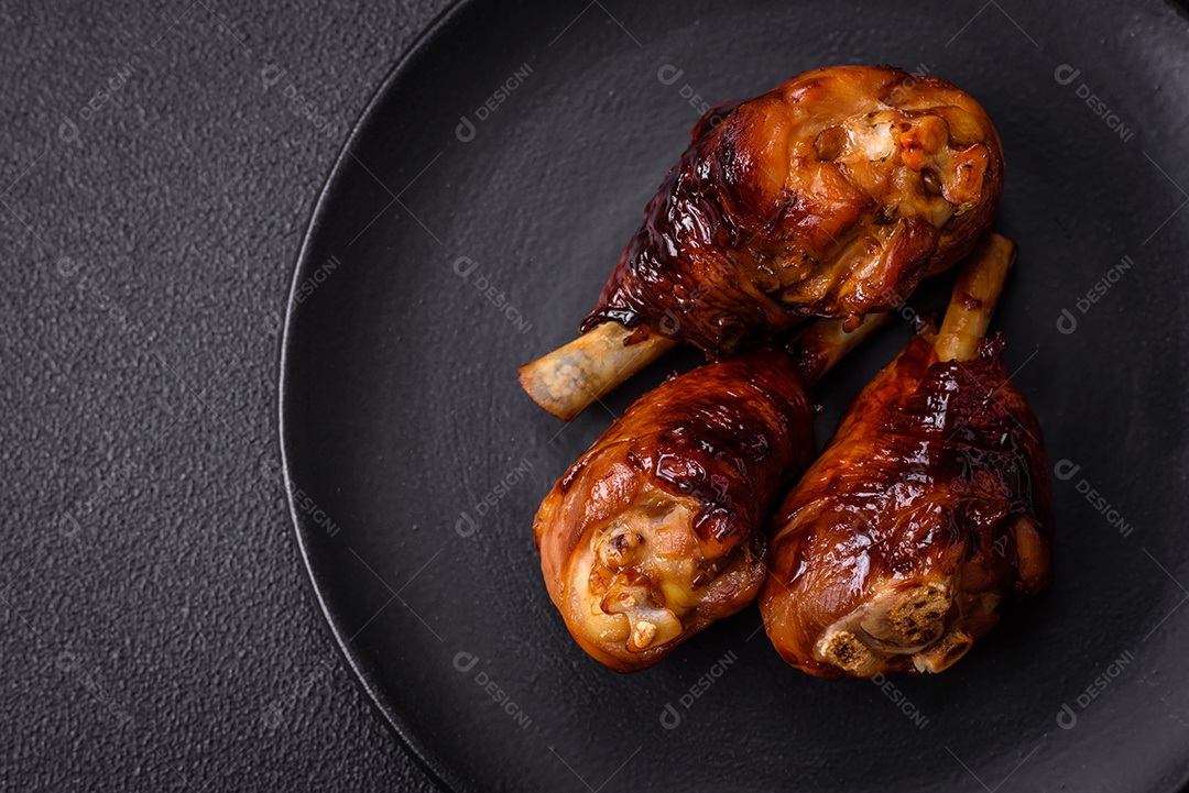 Deliciosos champignon inteiros e suculentos assados ​​na grelha com sal e especiarias em uma placa de cerâmica sobre um fundo escuro de concreto