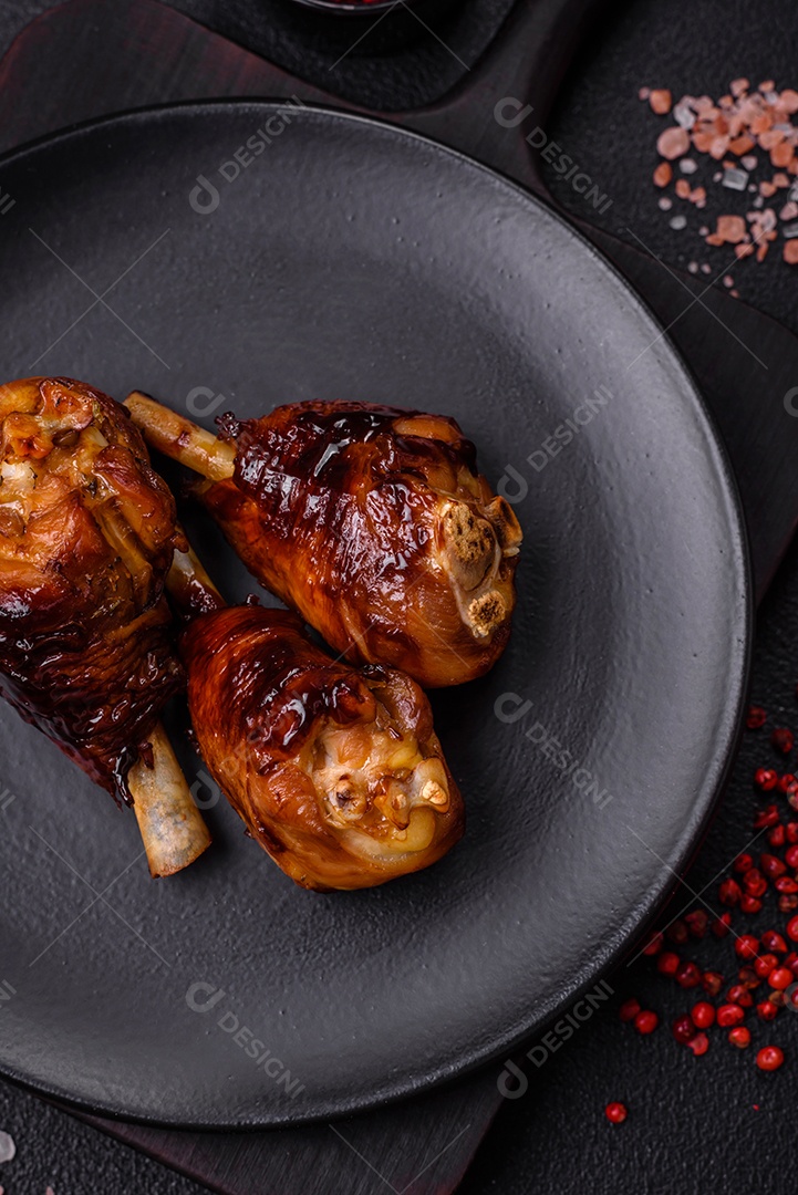 Deliciosos champignon inteiros e suculentos assados ​​na grelha com sal e especiarias em uma placa de cerâmica sobre um fundo escuro de concreto