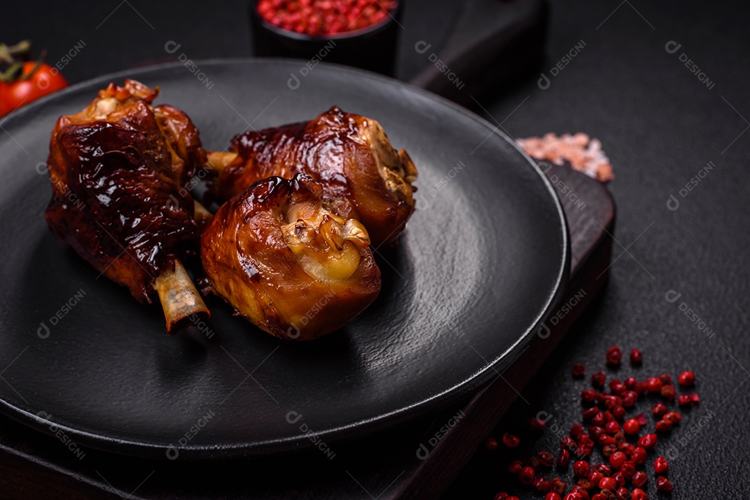 Deliciosos champignon inteiros e suculentos assados ​​na grelha com sal e especiarias em uma placa de cerâmica sobre um fundo escuro de concreto