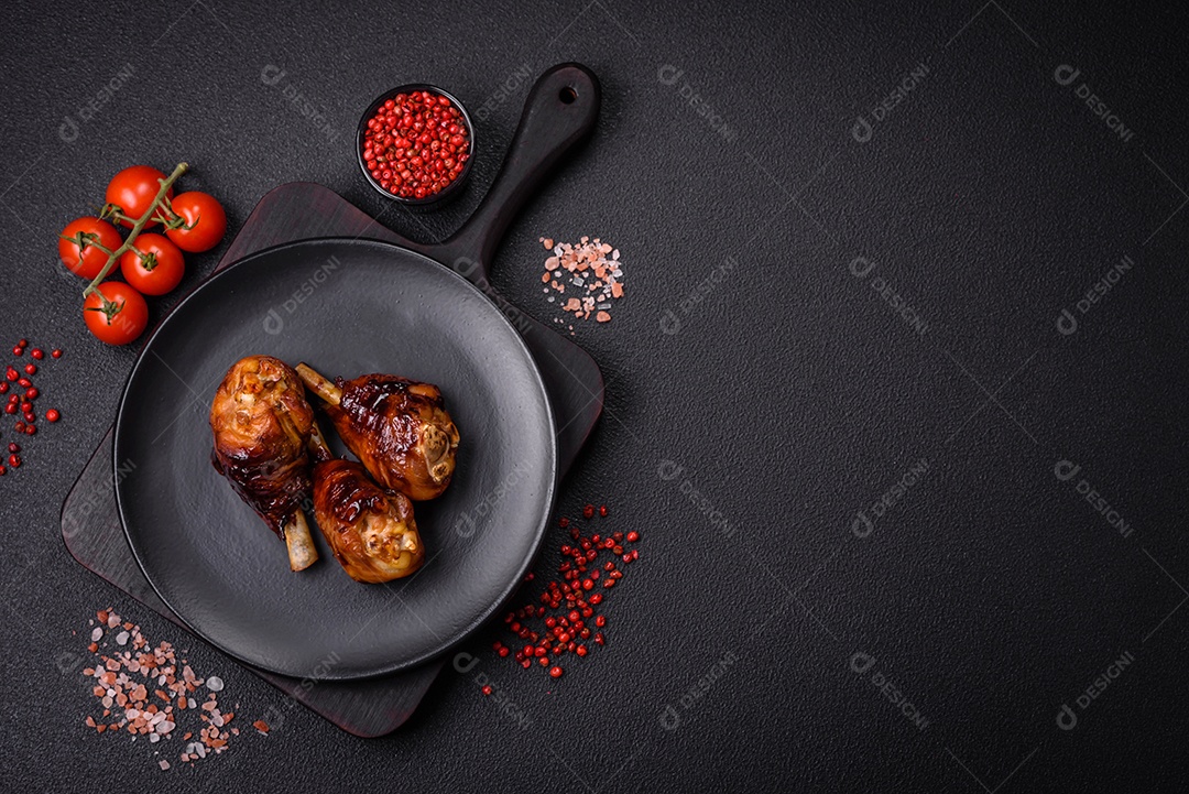 Deliciosos champignon inteiros e suculentos assados ​​na grelha com sal e especiarias em uma placa de cerâmica sobre um fundo escuro de concreto