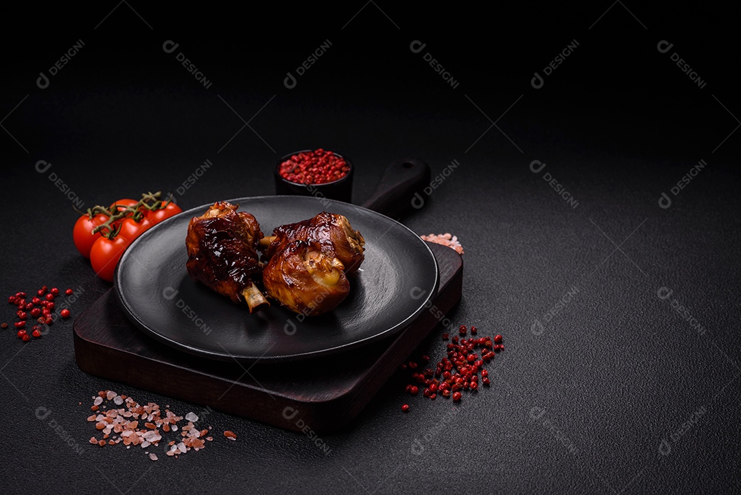 Deliciosos champignon inteiros e suculentos assados ​​na grelha com sal e especiarias em uma placa de cerâmica sobre um fundo escuro de concreto