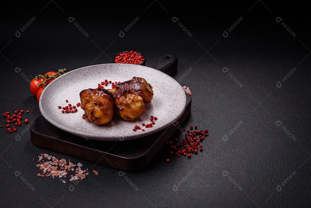 Deliciosos champignon inteiros e suculentos assados ​​na grelha com sal e especiarias em uma placa de cerâmica sobre um fundo escuro de concreto