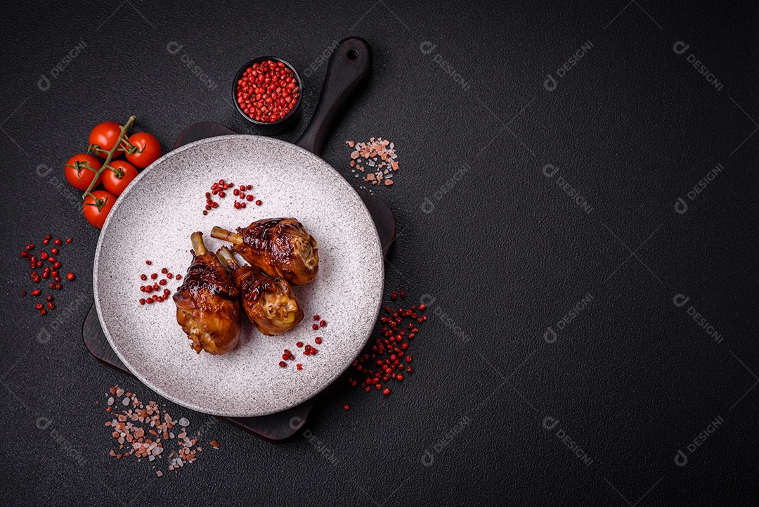 Deliciosos champignon inteiros e suculentos assados ​​na grelha com sal e especiarias em uma placa de cerâmica sobre um fundo escuro de concreto