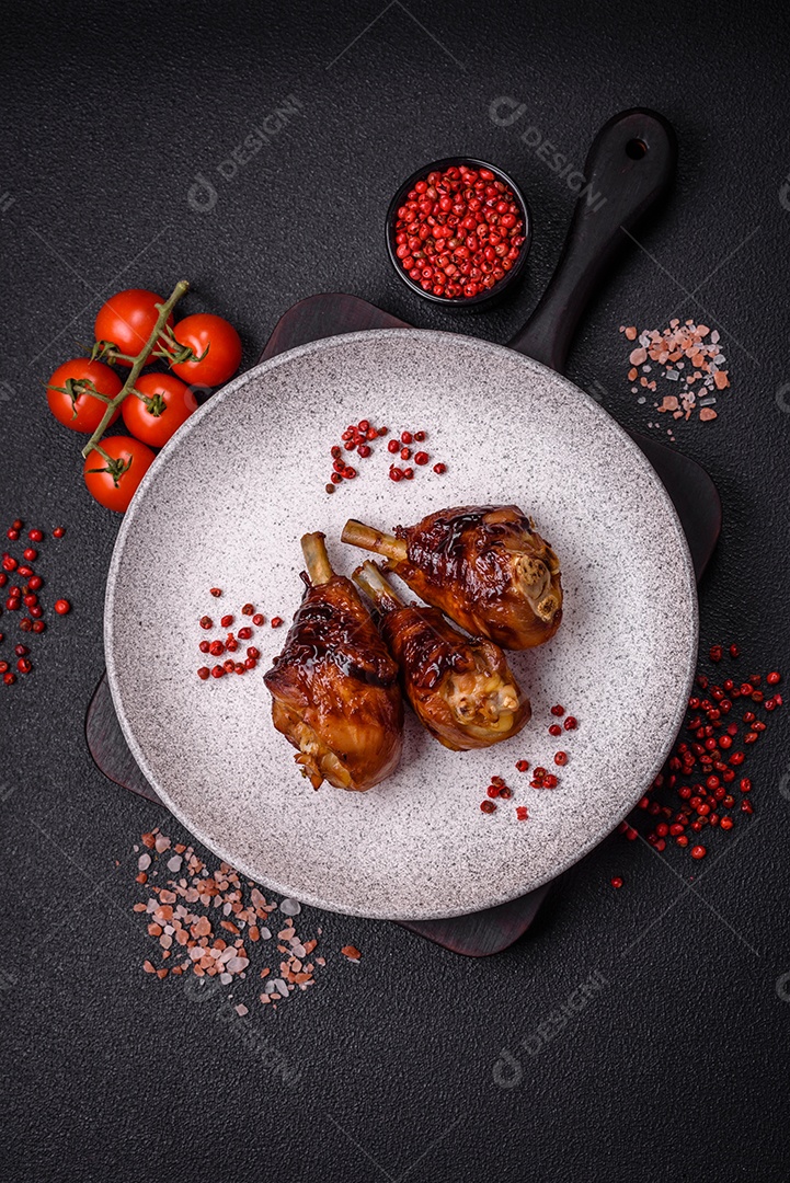 Deliciosos champignon inteiros e suculentos assados ​​na grelha com sal e especiarias em uma placa de cerâmica sobre um fundo escuro de concreto