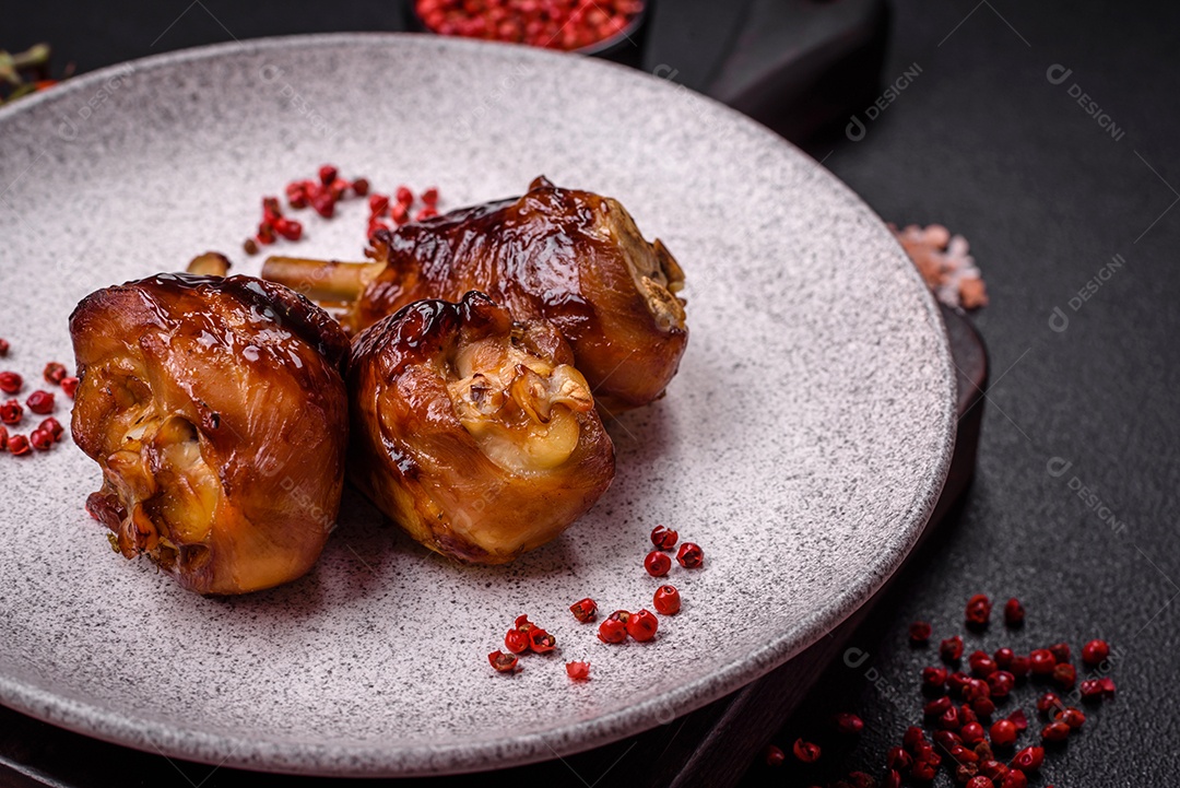 Deliciosos champignon inteiros e suculentos assados ​​na grelha com sal e especiarias em uma placa de cerâmica sobre um fundo escuro de concreto