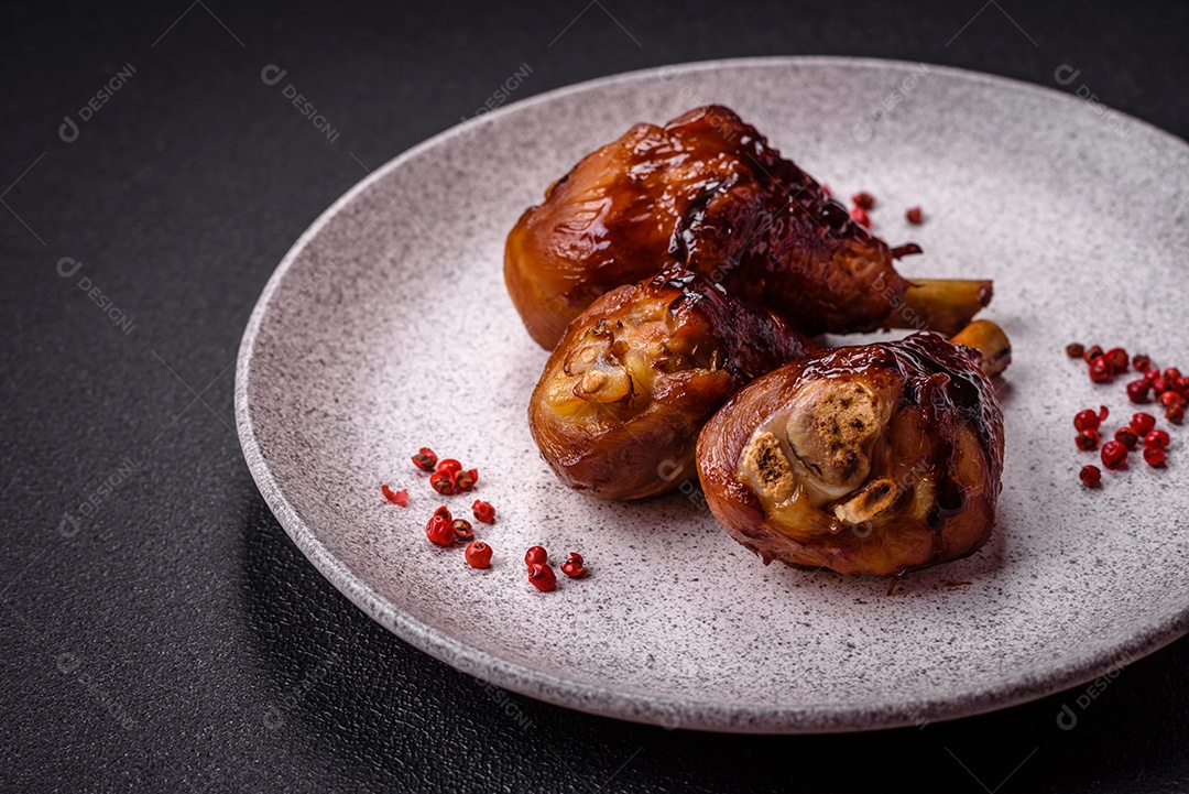 Deliciosos champignon inteiros e suculentos assados ​​na grelha com sal e especiarias em uma placa de cerâmica sobre um fundo escuro de concreto