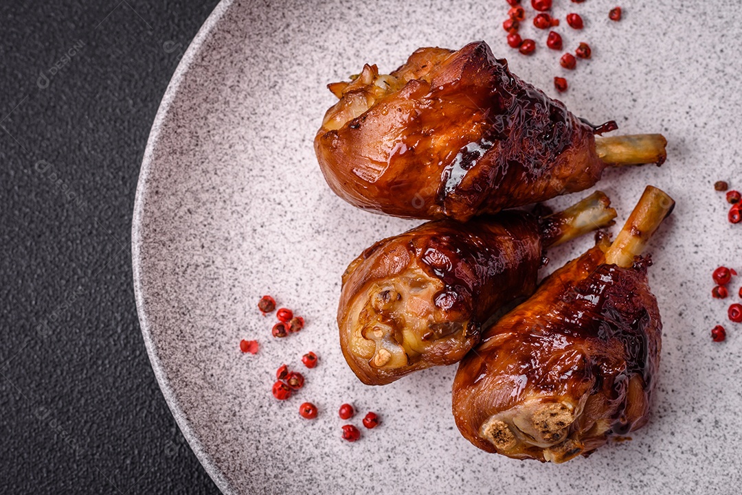 Deliciosos champignon inteiros e suculentos assados ​​na grelha com sal e especiarias em uma placa de cerâmica sobre um fundo escuro de concreto