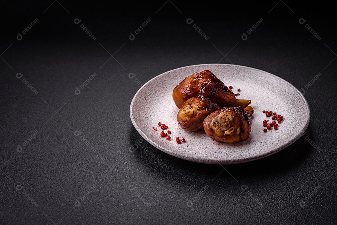 Deliciosos champignon inteiros e suculentos assados ​​na grelha com sal e especiarias em uma placa de cerâmica sobre um fundo escuro de concreto