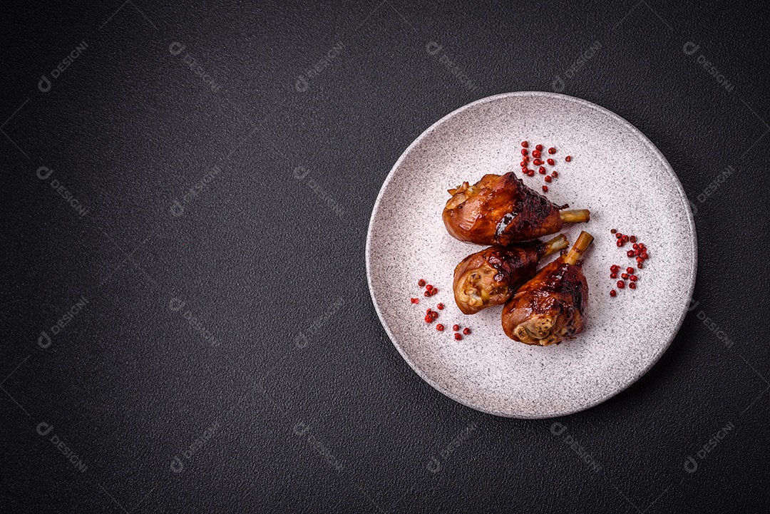 Deliciosos champignon inteiros e suculentos assados ​​na grelha com sal e especiarias em uma placa de cerâmica sobre um fundo escuro de concreto