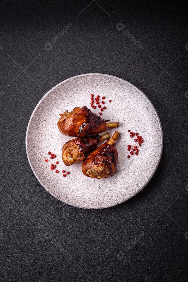 Deliciosos champignon inteiros e suculentos assados ​​na grelha com sal e especiarias em uma placa de cerâmica sobre um fundo escuro de concreto